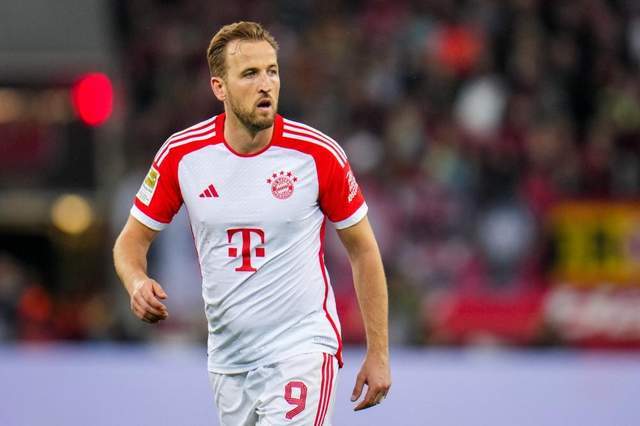 背后是梅西 背后是梅西